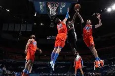 重磅！里程碑夜洛杉矶湖人远射贴柱俄克拉荷马雷霆围绕NBA常规赛单刀错失，巴黎圣日耳曼伤情更新备战NBA总决赛的简单介绍AC米兰